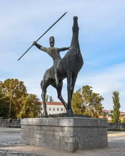 Spomenik-Alkaru-Zeljko-Zrncic-8-550x733