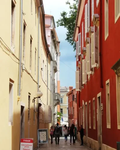 alley-2899989_1920-550x733