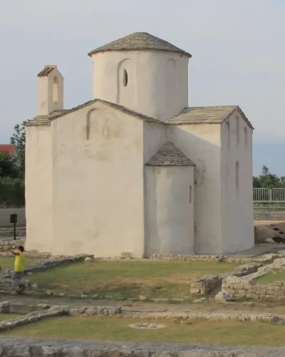 church-250846_1920-550x733